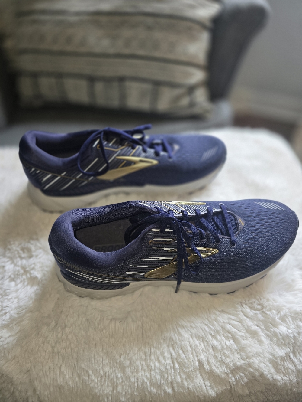 EUC Brooks Adrenaline GTS 19 Men's Sz 13 Running Shoes Navy Blue 1102941D439 - Picture 4 of 16